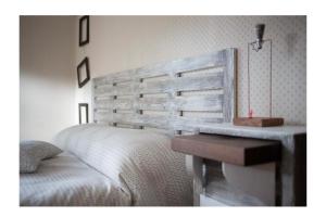阿斯科利皮切诺MeraVilla的一间卧室配有一张床和一个木制床头板