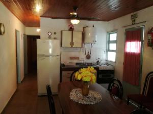 费德拉西翁Casa Marian的厨房配有桌子和白色冰箱。