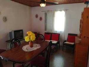 费德拉西翁Casa Marian的客厅配有桌椅和电视。