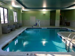 尼亚加拉瀑布格兰德岛智选假日酒店的大楼内一个蓝色的大型游泳池