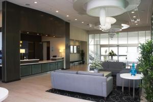 Holiday Inn Express North Hollywood - Burbank Area, an IHG Hotel的休息区