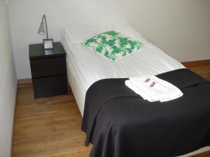 韦斯特罗斯瓦尔萨仁酒店的一张带黑白毯子和枕头的床