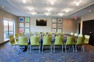 Holiday Inn Express & Suites - Kirksville - University Area, an IHG Hotel商务区和/或会议室