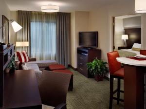 约翰逊城Staybridge Suites - Johnson City, an IHG Hotel的酒店客房设有带一张床和电视的客厅。