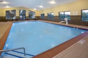 伯里亚伯里亚智选假日酒店的蓝色海水大型室内游泳池