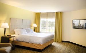 Candlewood Suites - Lancaster West, an IHG Hotel客房内的一张或多张床位