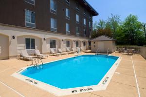 兰霍恩费城东北部 - 兰霍恩快捷假日酒店的一座带椅子的大型游泳池和一座建筑