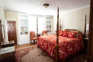 瓦尔帕莱索Valparaiso Inn B&B的一间卧室配有一张红色床罩的床