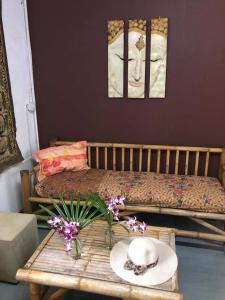 高兰兰达旅馆的一间设有一张带帽子和鲜花的桌子的房间