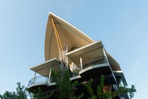 西塔努海之花简易别墅旅馆的带阳台的蓝色天空建筑