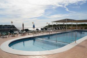 卡拉加尔达纳Menorca Bonavista的一个带桌椅的大型游泳池