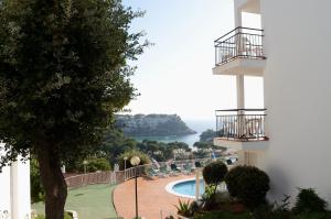 卡拉加尔达纳Menorca Bonavista的从大楼的阳台上可欣赏到海景