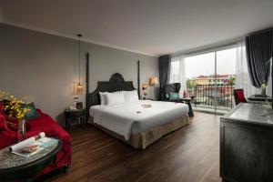 河内Shining Central Hotel & Spa的酒店客房设有一张床和一个阳台。