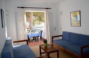 卡拉加尔达纳Menorca Bonavista的客厅配有蓝色的沙发和桌子