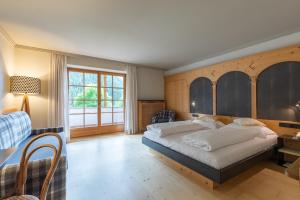 新黎凡特波斯特罗曼蒂克酒店的一间卧室配有一张床、一张书桌和一个窗户。