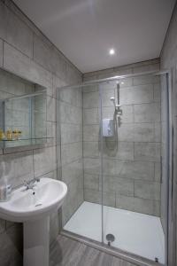 斯通豪斯灯塔铁路酒店的带淋浴、水槽和玻璃淋浴间的浴室
