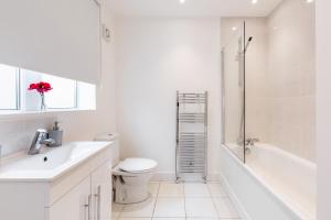 达特福德Dartford, Kent - Modern 2Bd 2Bath En-Suite Bungalow M25 Bluewater的白色的浴室设有卫生间和淋浴。