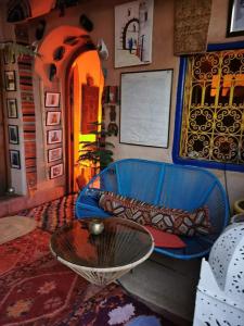 阿伊特本哈杜Ayouze Auberge的客厅配有蓝色的沙发和桌子