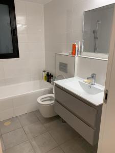 特拉维夫Meir Yaari 20的白色的浴室设有水槽和卫生间。