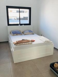 特拉维夫Meir Yaari 20的窗户客房内的一张白色床