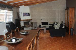 格罗韦Villa Cuesta的客厅配有桌子和沙发