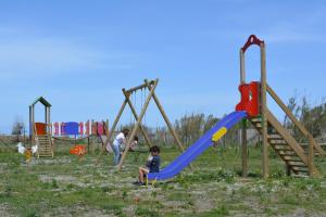 TorrenovaAgricampeggio Alessandra的一群儿童在游乐场玩耍