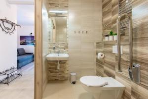 波别罗沃Illusione的一间带卫生间和水槽的浴室
