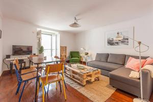 里斯本巴洛奥尔多橡树谷公寓的客厅配有沙发和桌子