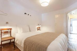 里斯本巴洛奥尔多橡树谷公寓的白色的卧室设有一张大床和一个窗户