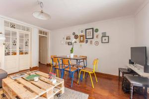 里斯本巴洛奥尔多橡树谷公寓的客厅配有桌椅