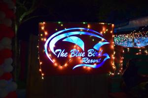 哈夫洛克岛Blue Bird Resort的夜中 ⁇ 牛暴动的标志