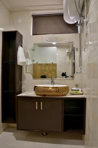 斋浦尔Marigold Inn- Homestay的一间带水槽和大镜子的浴室