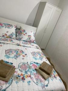 耶鲁沙拉伊姆Jerusalem Old City room的一间卧室配有一张带花卉床罩的床