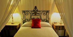 迪坡斯特兰Areté的床上的红色枕头,带两盏灯