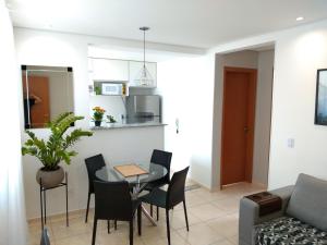 贝洛奥里藏特Residencial的用餐室以及带桌椅的起居室。