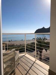 卡利亚里诺迪鲁斯酒店的享有海滩美景的阳台