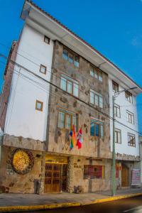 库斯科瓦拉里酒店的前面有两面旗帜的建筑