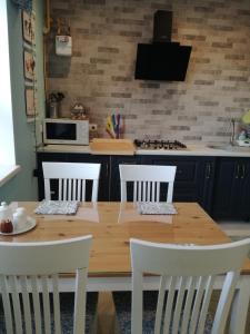 鲍里斯皮尔Sweet-S的厨房配有木桌和四把椅子
