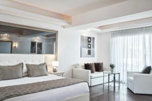 蒂锡利维Lesante Classic, a member of Preferred Hotels & Resorts的一间卧室配有一张床、一张沙发和一把椅子