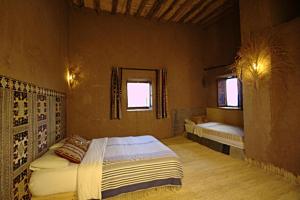 Aguebt卡斯巴奥拉德奥斯曼住宿加早餐旅馆的一间卧室设有两张床和两个窗户。