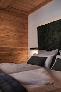 奥巴拉马高Ferienhaus In den Bergen的一间卧室设有两张床,墙上设有木饰。