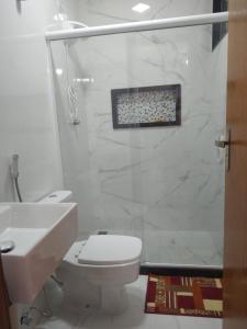 阿拉亚尔-杜卡布Bela casa的浴室配有卫生间、盥洗盆和淋浴。