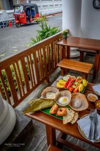 高尔加勒堡斯雷纳旅馆的一张桌子,在木凳上摆上早餐食品