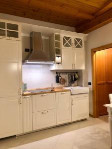 安达洛Casa Nina的厨房配有白色橱柜和炉灶。