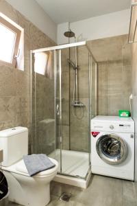 普拉基亚斯Villa Aias的带淋浴、卫生间和洗衣机的浴室