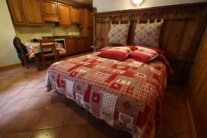 拉特乌伊莱拉贝勒蒂公寓的一间卧室配有一张带红色枕头的床
