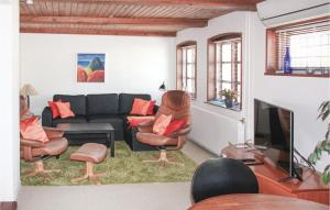 斯波斯比约Nice Home In Rudkbing With Kitchen的客厅配有沙发、椅子和电视