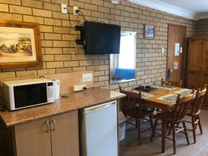 安特兰斯湖滨汽车旅馆的厨房配有带微波炉的柜台和桌子。
