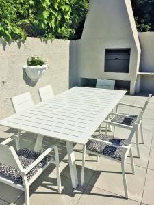 格拉鲍Villa Eike的庭院里的白色野餐桌和椅子