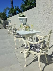 格拉鲍Villa Eike的庭院里摆放着白色的桌椅